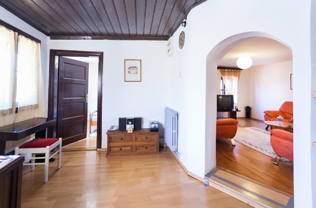 Guesthouse Nina SJJ Chambre photo
